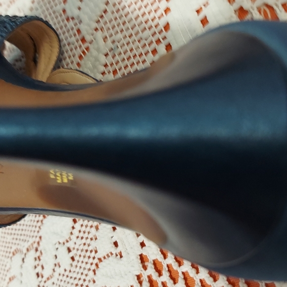 Heels - Picture 3 of 4